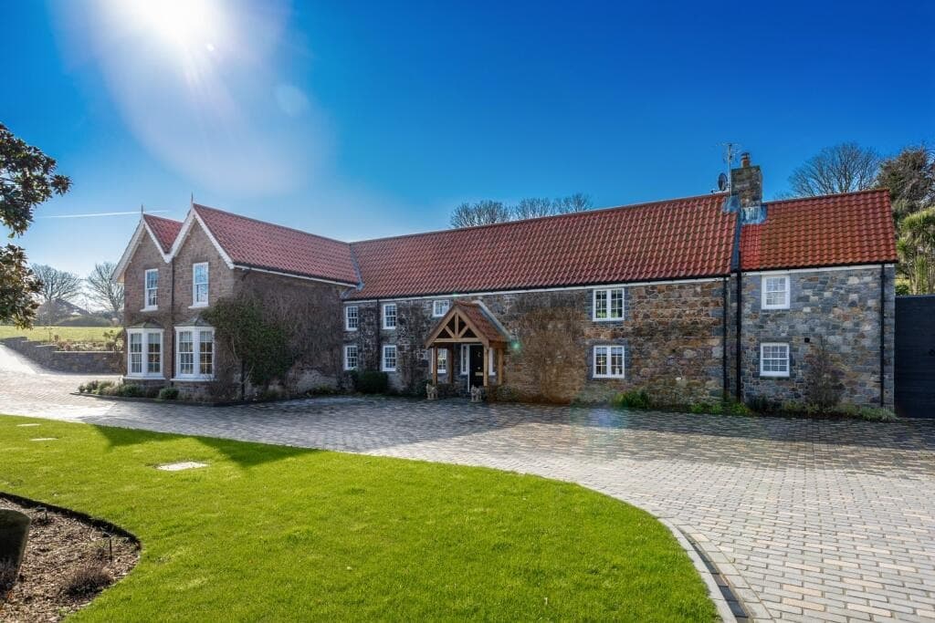 Detached Family House With Sea Views And Leisure Facilities